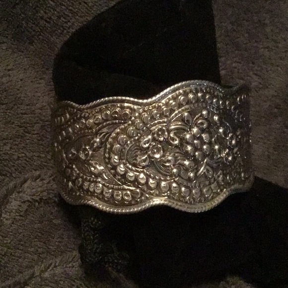 STERLING SILVER STAMPED 925 SCALLOPED EDGE CUFF. - Picture 5 of 9
